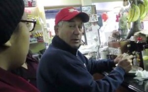 Carmen Lima, de 13 de edad y Jennifer Martínez, de 16,confrontan a John Boehner en un restaurante de Washington, DC. donde le preguntan por la reforma de migración.