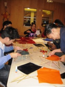 Jovenes trabajan en sus paroles en el taller.(1)