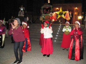 Mujeres del Centro de Equidad para los Veteranos bailan cha cha cha.