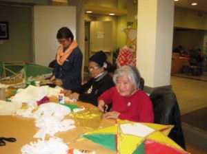 Mujeres del Centro de Equidad para los Veteranos trabajan en sus paroles.