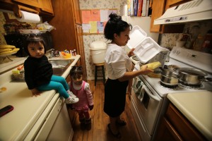 La guatemalteca, Dionila Roblero comenzó a cocinar y vender comida para mantener a sus tres hijos desde que su esposo fue deportado. Foto: Miguel Martínez/MundoHispánico.