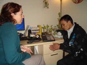 La terapeuta Julanne Bibro-Ruch trabaja con Adu Sit, refugiado birmano en el Squirrel Hill Health Center. Hay un intérprete en el teléfono activado en función de altavoz. Foto: Erika Beras / Reporting on Health Collaborative