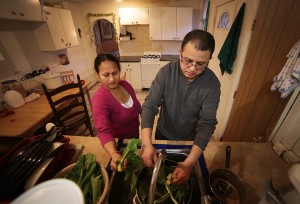 Tek Nepal (a la derecha) lava espinaca en su hogar de Pittsburgh con su esposa Radhika Nepal. Después de haber sido diagnosticado con diabetes tipo 2 en 2012, su dieta cambió sustancialmente. Foto: Ryan Loew, 90.5 WESA.