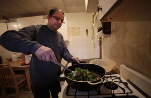 Tek Nepal prepara curry seco para el almuerzo de ese día. 