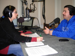 Conductora de Linea Abierta Chelis Lopez, platica con el director de Avenal High School Juan Ruiz.