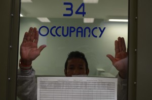 One of the detainees at Adelanto leans against the door of a holding cell. Photo: Alonso Yáñez /La Opinión.