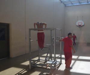 A few detainees work out at Adelanto. Ther facility holds about 1,300 people. Photo: Alonso Yáñez/La Opinión.