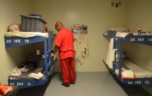 This is one of the cells where the detainees stay in Adelanto. Photo: Alonso Yáñez/La Opinión.