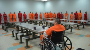 A group of detainees waits in the cafeteria for a meal. Photo: Alonso Yáñez/La Opinión.