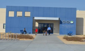 A family about to enter the Adelanto facility, possibly to visit a detainee. Photo: Alonso Yáñez/La Opinión.