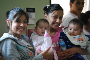 Muchos estudiantes de American Youthworks tardan más de 4 años para graduarse. 9 de las 12 mamás adolescentes en el programa este año se van a graduar a tiempo o antes de tiempo. Foto: Joy Díaz