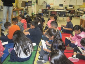 Los alumnos de la Maestra González en la Academia Bridges de Oakland usan tablitas para hacer sus propios cálculos para aprender la multiplicación. Foto: Zaidee Stavely