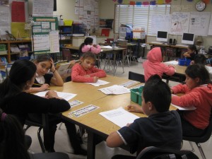 Los alumnos dibujan y escriben para resolver el problema de las galletas. Foto: Zaidee Stavely