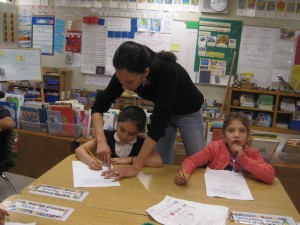 La Maestra González ayuda a una niña en la Academia Bridges. Foto: Zaidee Stavely