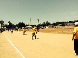 Los jugadores en sus playeras en pleno terreno esperando que se baje la pelota.