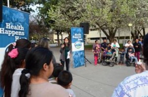 Madres de familias con sus hijos escuchando la noticias de trabajadora comunitaria en las afueras  de la corte el día que se dieron a conocer las opiniones preliminares. 