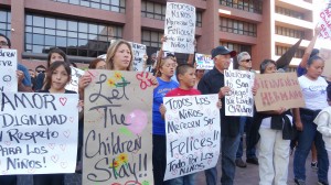 Manifestación de apoyo a los niños de Centro América, en San Diego