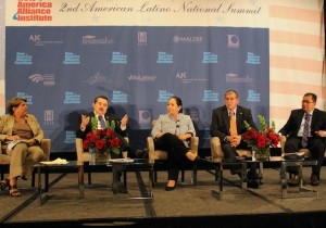 De izquierda a derecha: Ana Guzman, presidente emerita de Palo Alto College; Antonio Flores, presidente y CEO del Hispanic Association of Colleges and Universities; Juliet Garcia, presidente de la University of Texas at Brownsville; Ricardo Romo, presidente de la University of Texas at San Antonio; y Marvin Martinez, presidente of East Los Angeles College