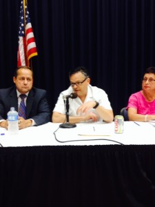 Daniel King, Francisco Guajardo, y Frances Guzman en el panel de Radio Bilingüe.