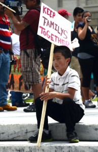  Miles de menores estadunidenses buscan alivio migratorio para sus padres indocumentados.