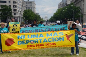 Activistas de migración y familiares de inmigrantes indocumentados piden en Washington alto a la separación de familias.