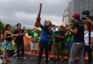 El grupo musical Olmeca ameniza un mitin de la Red Nacional para la Organización de Jornaleros celebrado en la Plaza de la Libertad.