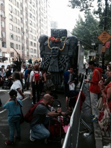 Deidad Azteca, Tlaloc, desfilando contra el calentamiento global por la Ave. Central Park West en la ciudad de NY