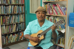 José Luis Orozco canta a los niños en Centro Vida en Berkeley, California. Foto: Clara Roig Medina.