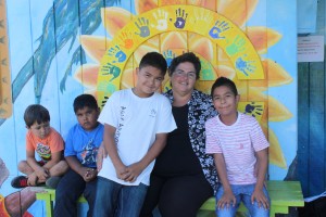 Martha Cueva con unos niños del programa extraescolar del Instituto del Área de la Bahía para el Progreso Hispano. Foto: Clara Roig Medina.