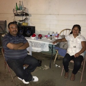  Virginia Melchor y Juan Moran sentados afuera de su casa en Lamont, California