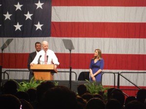  Biden en Icardo Center de CSUB con Alex padilla y Amanda Renteria