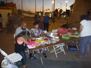 Chris Chávez y Alejandra dibujan lo que les gustaría preservar de su barrio. Foto: Rubén Tapia.