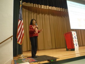 Dolores Huerta cerrando foro educativo.