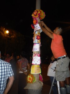 El hijo de Ofelia Esparza, Javier, arma el altar. Foto: Rubén Tapia.