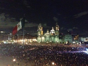 El principio de la llegada al Zócalo de los 20 que marcharon por Ayotzinapa desde el Ángel de la Independencia en el Distrito Federal.