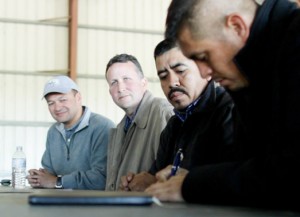 Lucas Benítez segundo después del que está firmando. Foto: IWC