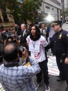 Diego, uno de los tres activistas arrestado frente al Consulado de México. Foto: Juan Carlos Ruíz