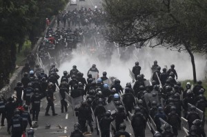 Granaderos que participaron en la represión social del 20 de noviembre en las inmediaciones del Zócalo capitalino (DF)