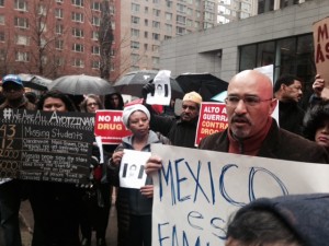 Roberto Lovato frente al Edificio Federal de Manhattan