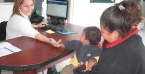 Trabajadora migrante en consulta con abogada del CDM. Foto: CDM