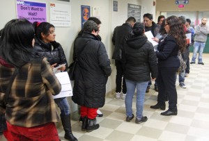 Inmigrantes haciedo fila para someter su solicitud de ID Municipal en la Ciudad de Nueva York