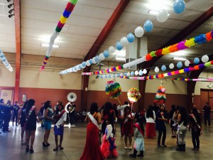 Niñas y jóvenes bailan al ritmo de las chilenas en los terrenos de la feria de Madera. Foto: Juan Santiago