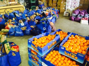Antes de repartir las bolsas de comida los voluntarios se encargan de acomodar las frutas y verduras. 