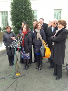 Líderes pro inmigración, reunidos en los jardines de la Casa Blanca tras la reunión con el presidente Obama, antes que el mandatario viajara a Miami. Foto: Tuiter de Maríaelena Hincapié (NILC) 