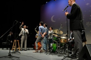 Wynton Marsalis junto al piano, levantando la mano. Foto: Frank Stewart.