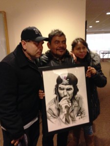 Felipe de la Cruz recibe obsequio de voluntarios de la Caravana43 NY en St Peters Church, Manhattan. Foto: MVG