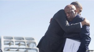 Obama abraza al congresista demócrata de Gerogia, John Lewis, protagonista del ataque de la policía en Selma hace 50 años, quien fue golpeado casi hasta la muerte y que también dio un discurso en Selma.