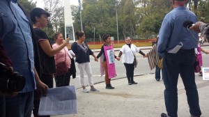 Mujeres se solidarizan con Carla Castañeda a las afueras del consulado.