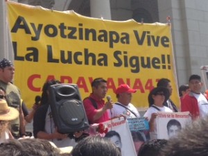 Profesor Cruz, Estanislao, Blanca Luz, Josimar y Angel - Escalinatas de Ayuntamiento de LA. Foto: Ruben T apia