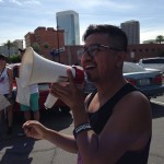 Activista Dagoberto Bailón en el desfile del orgullo gay.